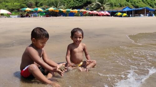 Magnificent Kalacha Beach in Goa - Delighted babies