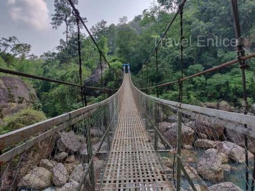 Anothe-hanging-bridge-on-the-way-to-natural-Swimming-Pool