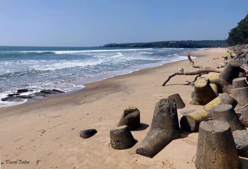 Boulders-at-Keri-beach-in-goa
