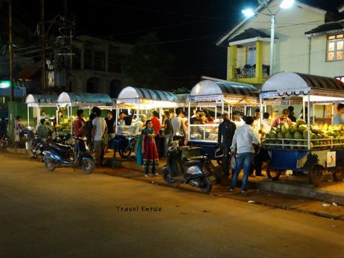 Fast food and coconut corner on Calangute Beach road