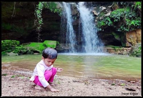 Garden-of-Caves-viewpoint-5-Baby-play-with-sand