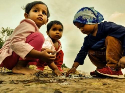 Kids-playing-at-Garden-of-Caves