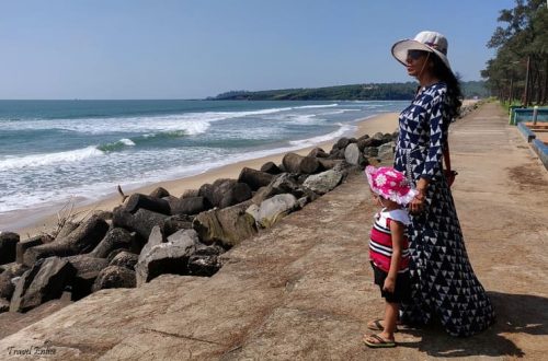Mom-and-kid-near-Querim-side-of-Keri-beach-in-goa