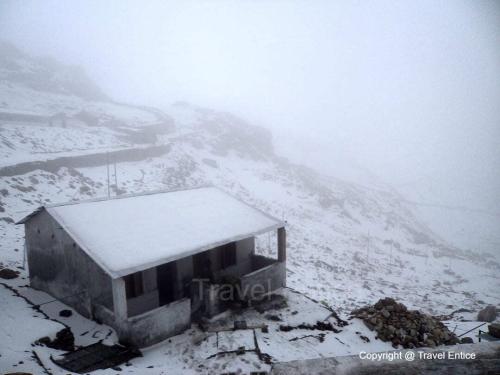 Nathula-pass-with-snow-2-2012