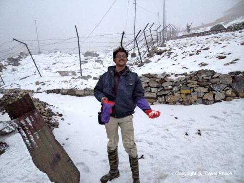 Nathula-pass-with-snow-2012